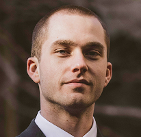 Portrait de Thomas Whitfield, analyste expert en trading sur le marché des cryptomonnaies